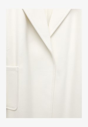 Biała wełniana kurtka z dużymi klapami, pojedynczą kieszenią na piersi i czystymi liniami. Miękka tekstura, średniej długości fason, minimalistyczna estetyka.