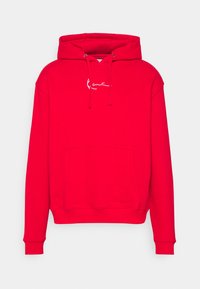 Roter Hoodie mit Kängurutasche, verstellbarer Kapuze und kontrastierendem weißem Logo auf der Brust. Weicher Stoff, lange Ärmel und gerippte Bündchen.