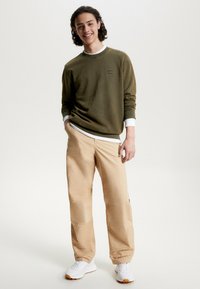 Tommy Jeans ESSENTIAL TONAL BADGE  - Sweatshirt - drab olive green