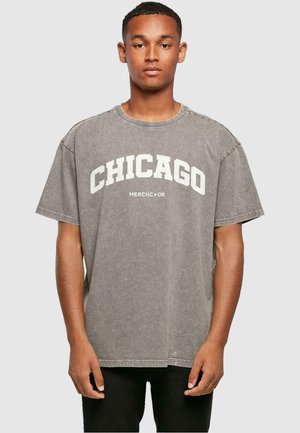 Graues, übergroßes T-Shirt mit "CHICAGO" in Weiß quer über die Brust gedruckt, featuring einen Rundhalsausschnitt und kurzen Ärmeln, aus weichem Baumwollstoff gefertigt.