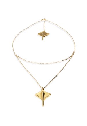 Collar con colgante de oro con un diseño geométrico que presenta un pequeño charm triangular. La cadena es delicada con detalles de cuentas.