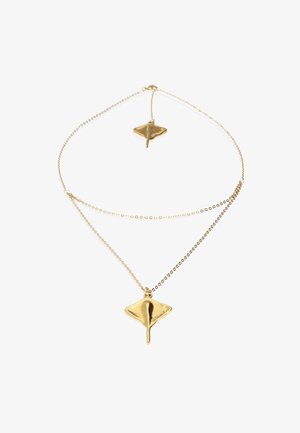 Collier pendentif en or avec un design géométrique comprenant un petit pendentif triangulaire. Chaîne délicate avec des détails en perles.