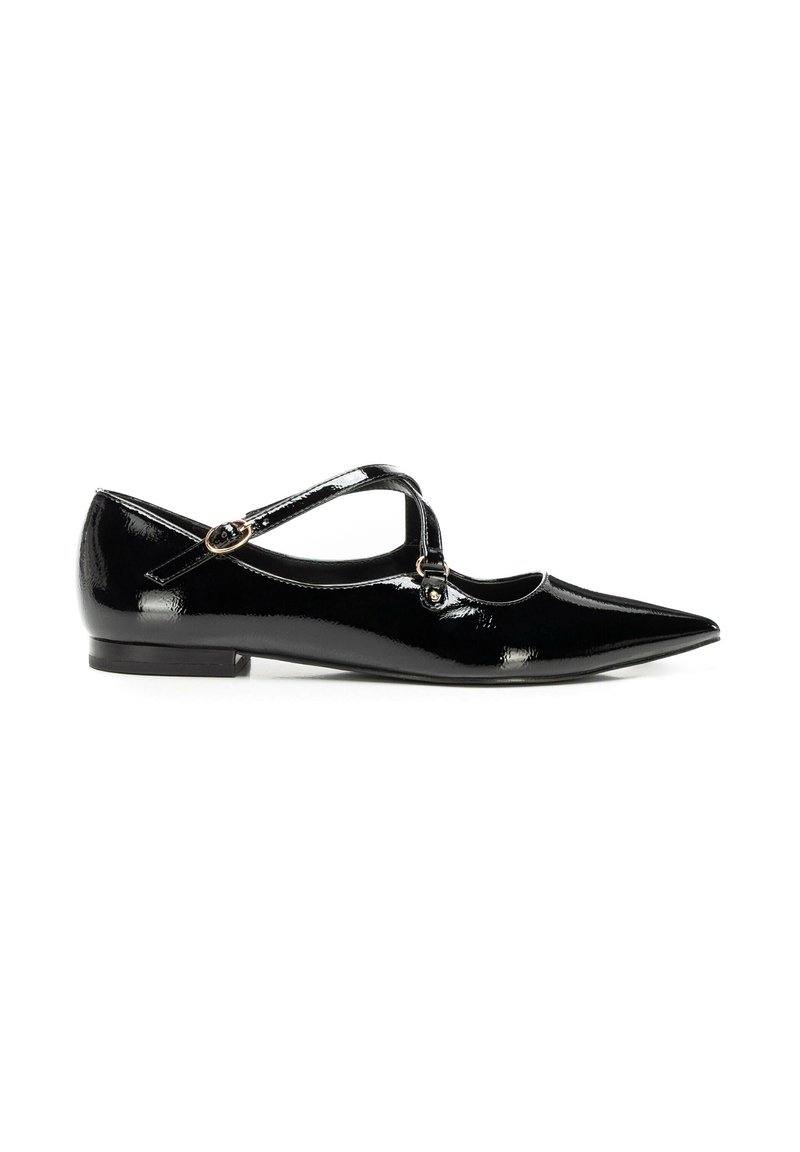 Scarpa piatta in vernice nera con punta a forma di mandorla, cinturino alla caviglia e tacco basso. Presenta una fibbia decorativa sul cinturino.