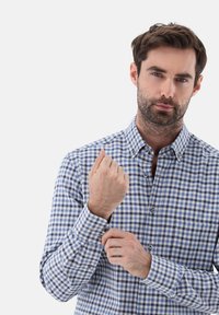 Blau-weiß kariertes Hemd mit Knopfverschluss, Kragen, langen Ärmeln und einer Tasche. Der Stoff wirkt glatt mit einem klassischen Muster.