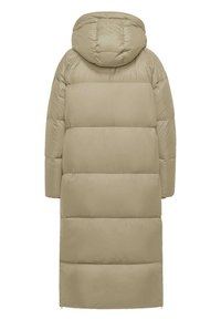 Beige pufferjack, knielang, met een capuchon en een gewatteerd ontwerp met horizontale secties. Zachte, gladde stof. Ritssluiting aan de onderkant.