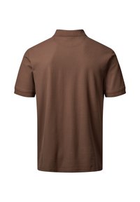 Barna rövid ujjú galléros póló hátulról bemutatva, bordázott gallérral és mandzsettákkal, egyszínű fehér háttéren.