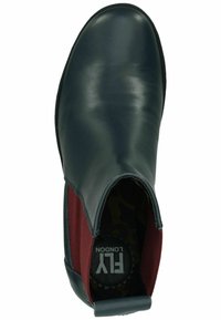 Bottine en cuir vert foncé avec des panneaux latéraux élastiques bourgogne, bout rond, surface texturée et détail de logo contrastant à l'intérieur.