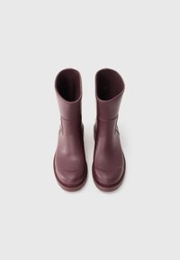 Bottines en caoutchouc bourgogne avec une finition lisse, des orteils arrondis et des tiges droites, sans embellissements. Pas de quincaillerie ni de motifs visibles.