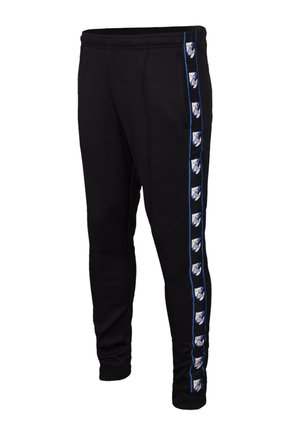 Zwarte sportbroek met een blauw-witte logostreep die langs de buitenkant van elk been loopt.