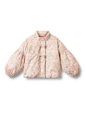 Giacca trapuntata rosa chiaro con motivo floreale, maniche lunghe a sbuffo, collo alto e due chiusure a fibbia sul davanti.