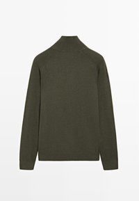 Dunkelolivgrüner Pullover mit Stehkragen, gerippten Akzenten an Schultern und Ärmeln sowie durchgehend glatter Textur.