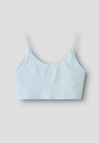 Lyseblå ribbet bralette med tynde justerbare stropper, der har en blød tekstur og et enkelt, cropped design.