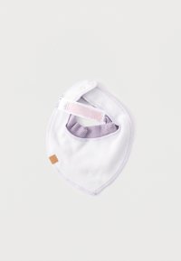 Biała bawełniana śliniak z lawendowym wnętrzem, w kształcie trójkąta, z zapięciem na zatrzask i małą brązową metką z tkaniny po jednej stronie.