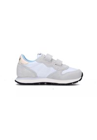 Sneaker grigio e bianco con tomaia in tessuto e suede, cinturini in Velcro, dettagli azzurri chiari al collo e suola in gomma nera.