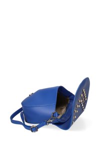 Borsa a mano in pelle blu con una forma strutturata e una pattina pieghevole. Presenta dettagli borchiati sulla pattina e una tracolla regolabile. Interno visibile.