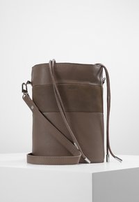 Borsa a secchiello in pelle marrone con un design bicolore; presenta una tracolla rimovibile e hardware in tonalità argento per la chiusura. Finitura testurizzata.