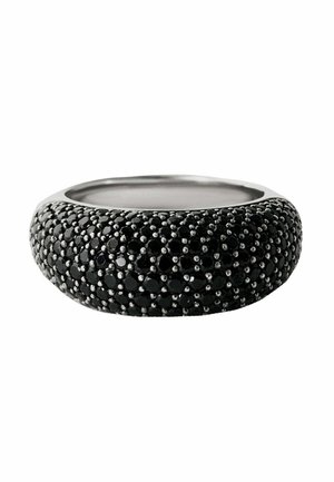 Anillo de banda plateada incrustado con múltiples pequeñas gemas negras que cubren la superficie exterior en un patrón agrupado.