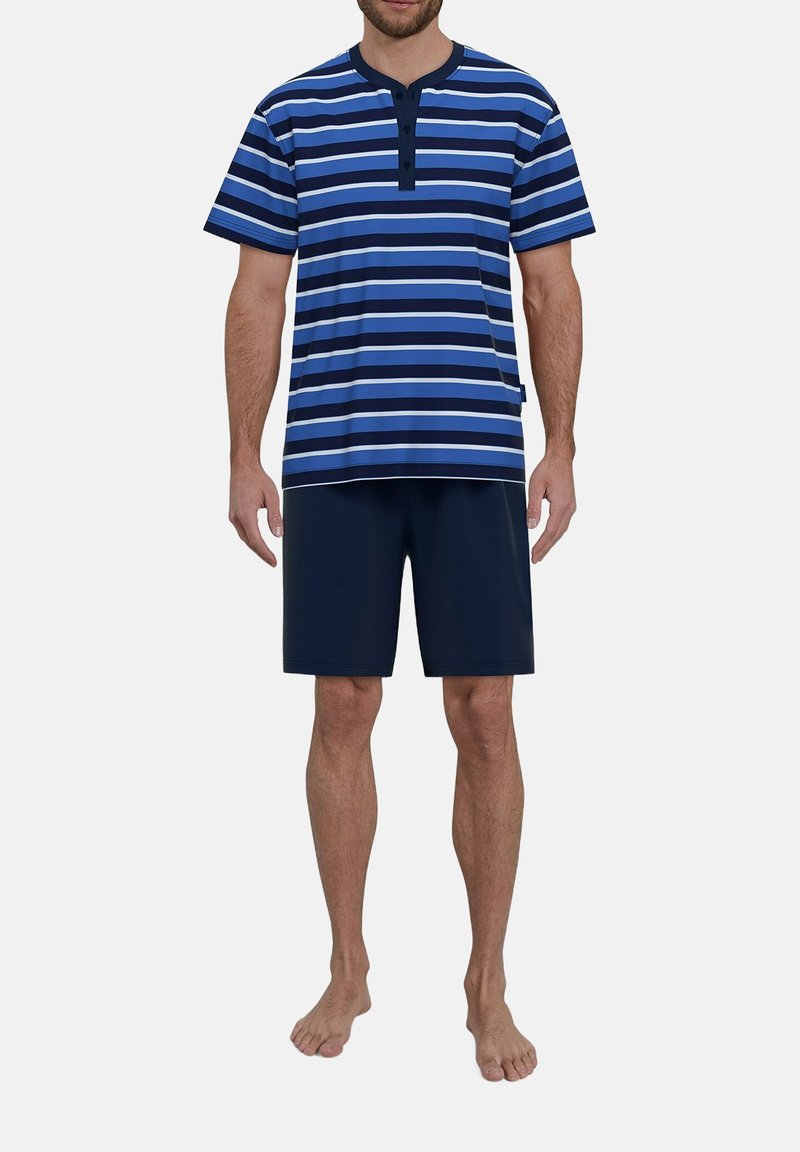 Blau-weiß gestreiftes Kurzarmhemd mit Drei-Knopf-Leiste, kombiniert mit dunkelblauen Shorts. Der Stoff scheint weich und leicht zu sein.