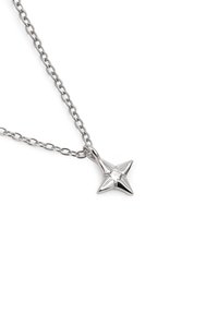 Colgante en forma de estrella de plata sobre una cadena, con un cristal en el centro. La estrella tiene un acabado pulido y puntas angulares y afiladas.