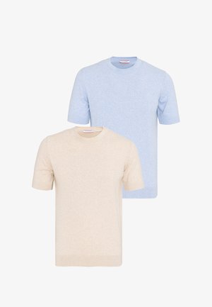 Zwei einfarbige Kurzarm-Pullover mit Rundhalsausschnitt, einer beige vorne und einer hellblau hinten, auf weißem Hintergrund gezeigt.