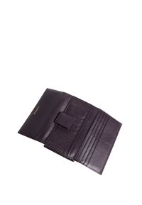 Ciemnofioletowy skórzany portfel o teksturowanym wykończeniu, złożony w formie, z zapięciem na napę i wieloma miejscami na karty. Widoczne złote logo.
