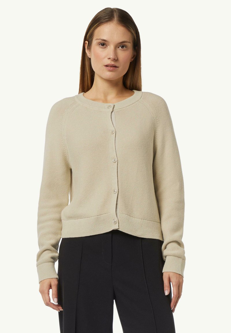 Beige gebreide cardigan met ronde hals, knoopsluiting en geribbelde manchetten. Heeft een cropped ontwerp en een gestructureerde stof.