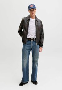 Jack & Jones JJITOBY JJORIGINAL AKM 918 - Zvonové džínsy - blue denim