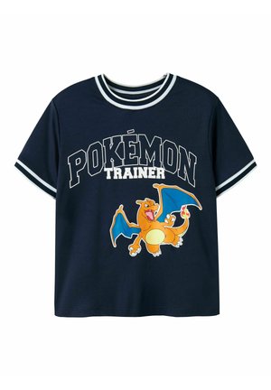 Marineblaues T-Shirt mit weiß gestreiftem Kragen und Ärmeln, bedruckt mit dem Schriftzug "POKÉMON TRAINER" und einer Grafik eines orangefarbenen Glurak mit blauen Flügeln.
