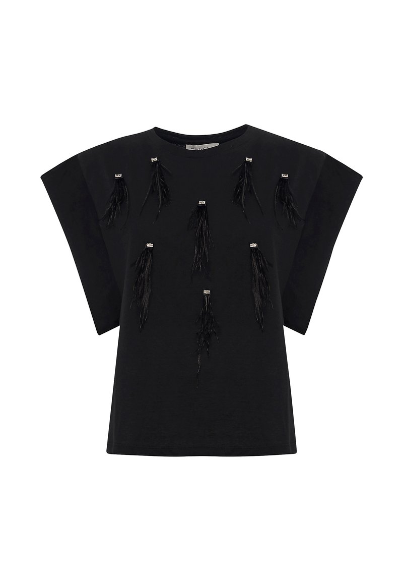 Maglietta nera over size con maniche larghe, caratterizzata da otto dettagli in piume nere testurizzate, ciascuna fissata con hardware in argento.