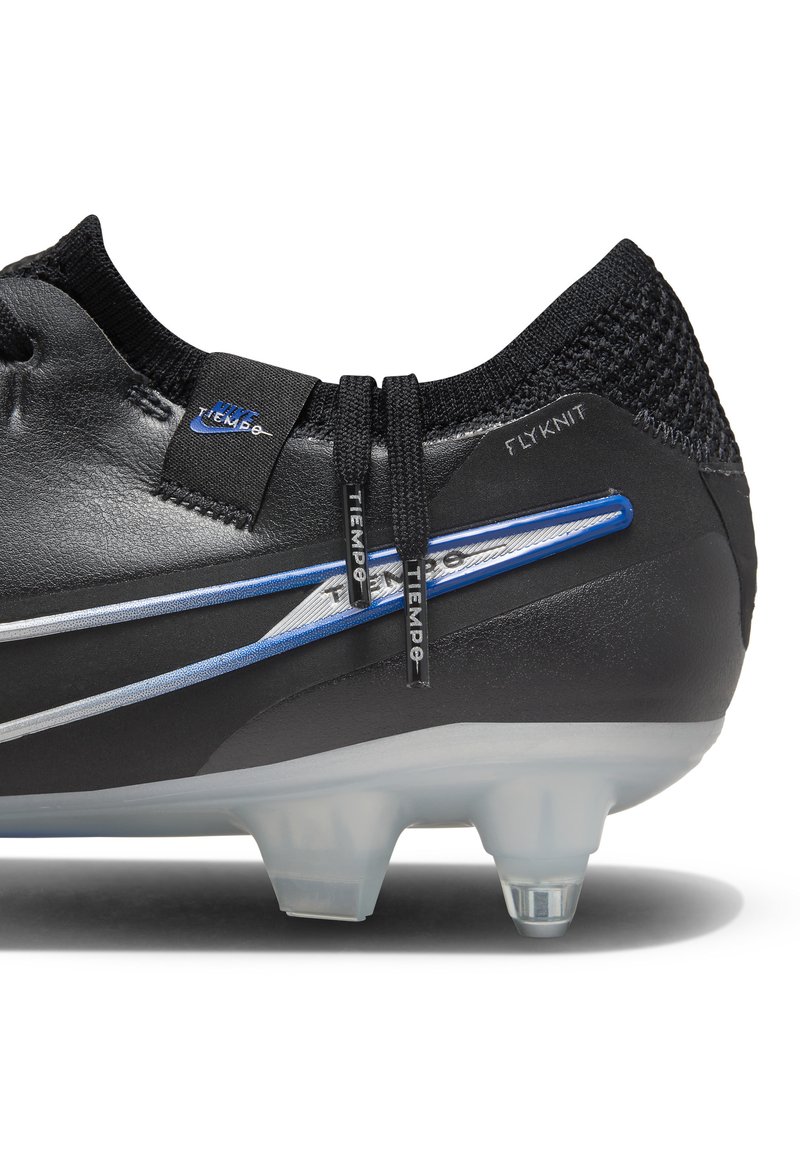 Scarpina da calcio nera con tomaia testurizzata, colletto Flyknit, dettagli blu e argento, e suola traslucida con più tacchetti.