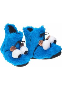 Coppia di pantofole blu pelose progettate per assomigliare a un personaggio dei cartoni animati con grandi occhi bianchi e piccoli dettagli marroni di biscotti.