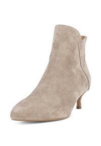 Stivaletto in suede beige con punta affusolata, tacco a kitten basso e sottili aperture laterali. Finitura texturizzata con fodera interna liscia.