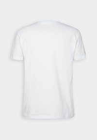 Camiseta blanca de algodón, de mangas cortas, cuello redondo, diseño simple, textura suave, sin marcas visibles, vista trasera que muestra detalles mínimos.