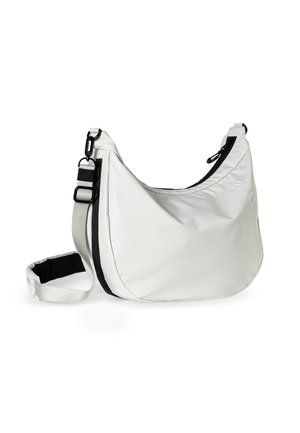 Hobo-Tasche in Weiß, aus glattem Material gefertigt. Verfügt über einen schwarzen Reißverschluss, einen verstellbaren Schultergurt und ein minimalistisches Design.