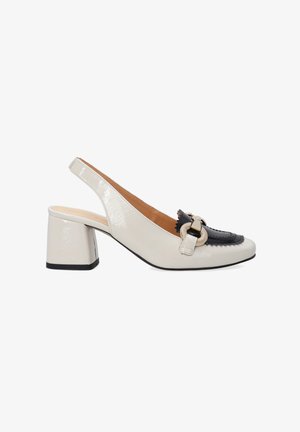 Slingback-Schuh mit glänzender beige Lackoberfläche, Blockabsatz, schwarzem Akzent an der Zehenpartie und metallischem Schnallen-Detail.