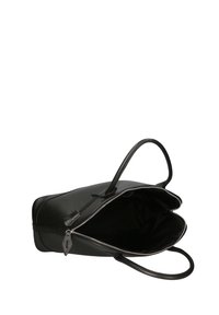 Czarna skórzana torba na ramię z podwójnymi uchwytami, zamknięciem na zamek i przestronnym wnętrzem. Gładka tekstura z minimalnymi akcentami i niepodszewkowanym wnętrzem.