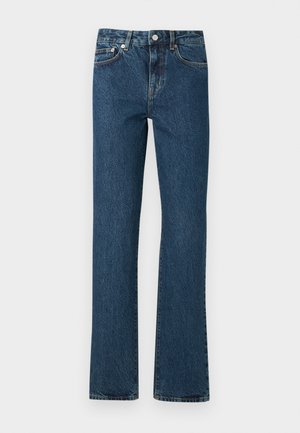Jean denim bleu à jambes droites avec bouton devant, fermeture éclair, passants de ceinture et design cinq poches sur un fond clair uni.