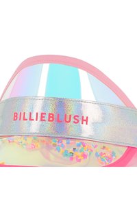 Ροζ σανδάλια με λαμπερό ολογραφικό λουράκι, διακοσμημένα με πολύχρωμες πασπαλίτσες στη διάφανη σόλα, με το εμπορικό σήμα «BILLIEBLUSH».