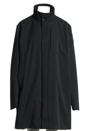 Manteau long noir avec col montant fermé par deux boutons, fermeture avant dissimulée et manches longues, présenté sur un fond blanc uni.