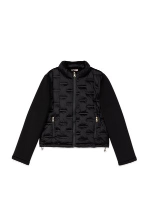 Schwarze Jacke mit Reißverschluss, gesteppter Vorderseite, schlichten Ärmeln und zwei Reißverschlusstaschen, flach auf weißem Hintergrund ausgelegt.