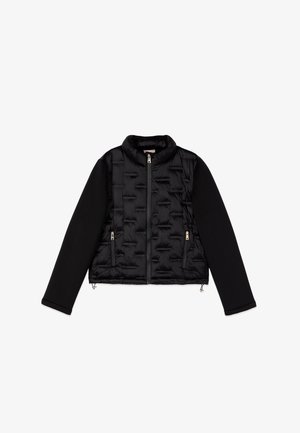 Giacca nera con cerniera, davanti trapuntato, maniche semplici e due tasche con zip, mostrata distesa su sfondo bianco.