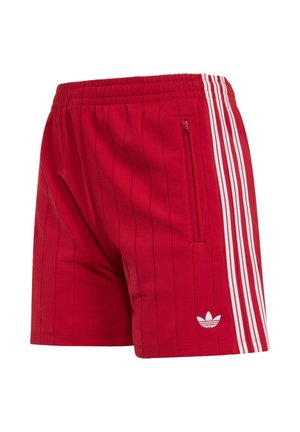 Crvene sportske kratke hlače s okomitim prugama, bijelim bočnim prugama, elastičnim strukom, džepom na patent i Adidas logom na lijevoj nozi.