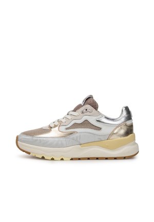 Sportsneakers met een combinatie van mesh, metallic zilveren en bronzen accenten, gestructureerde overlays en een rubberen zool in beige en wit.