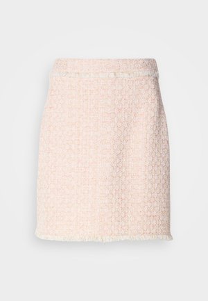 Vævet pink tweed nederdel med en blød tekstur, frynse-detaljer ved kanten og en lige silhuet. Skræddersyet talje og minimal syning.
