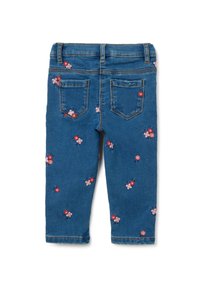 Pantalones de mezclilla azules con bordados florales en rojo y rosa. Cuenta con dos bolsillos traseros y una cinturilla estándar. Textura suave.