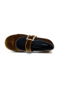 Scarpa Mary Jane in velluto marrone con punta rotonda, rivestimento nero e una decorativa fibbia dorata sulla tracolla. Texture liscia, design elegante.