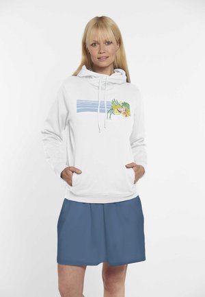 Hvid hoodie med en frontlomme, der har blå vandrette striber og et farverigt frugtgrafik. Blødt stof, afslappet fitting, hætte med snor.