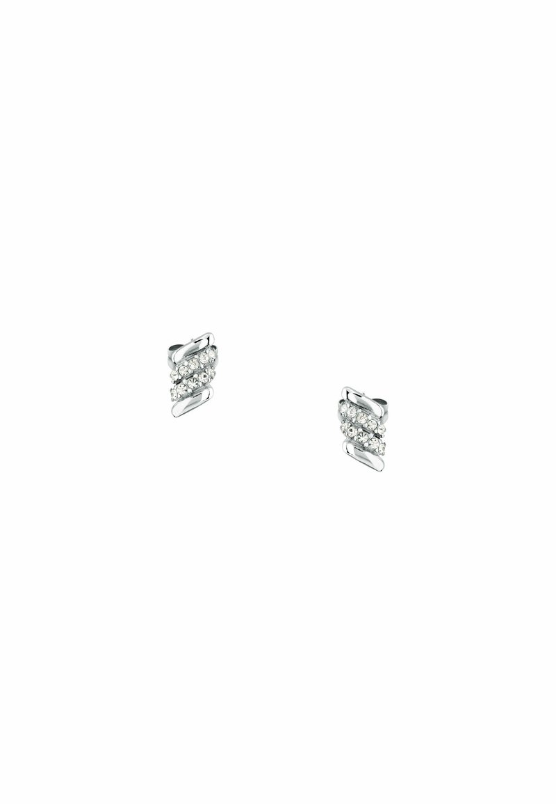 Orecchini a perno in argento con un design intrecciato, caratterizzati da tre file di strass trasparenti, superficie liscia e finitura lucida.
