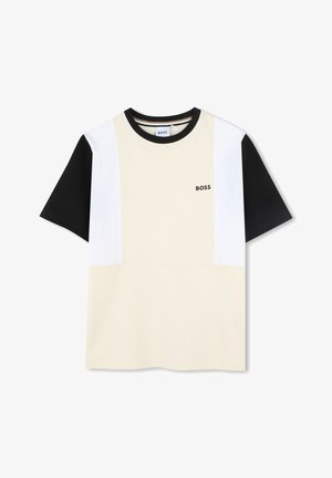 T-paita lyhythihainen, jossa on vaalean kermainen runko mustilla ja valkoisilla paneeleilla, pyöreä kaula-aukko ja minimalistinen "BOSS"-logo rinnassa.