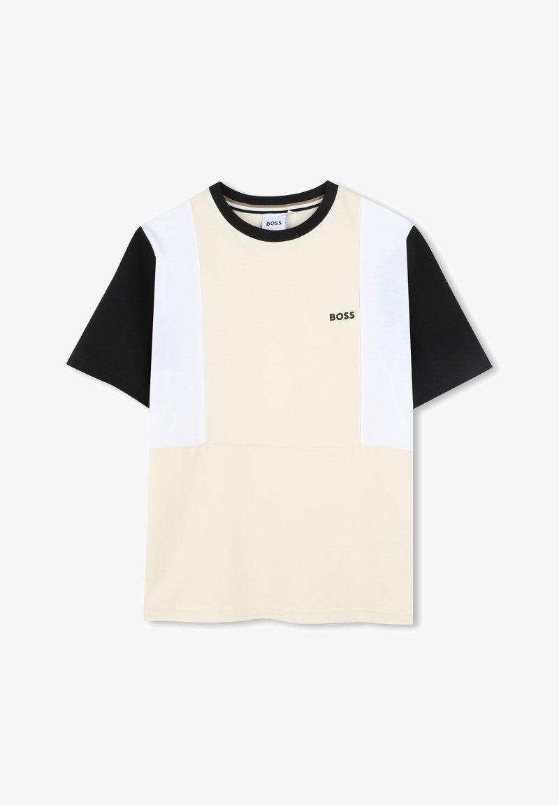 Majica s kratkimi rokavi, ki ima kremasto telo z belimi in črnimi paneli, okroglo izrezan vrat in minimalistični logotip "BOSS" na prsih.